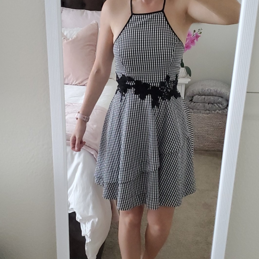 Super flattering dress size small. Brand new